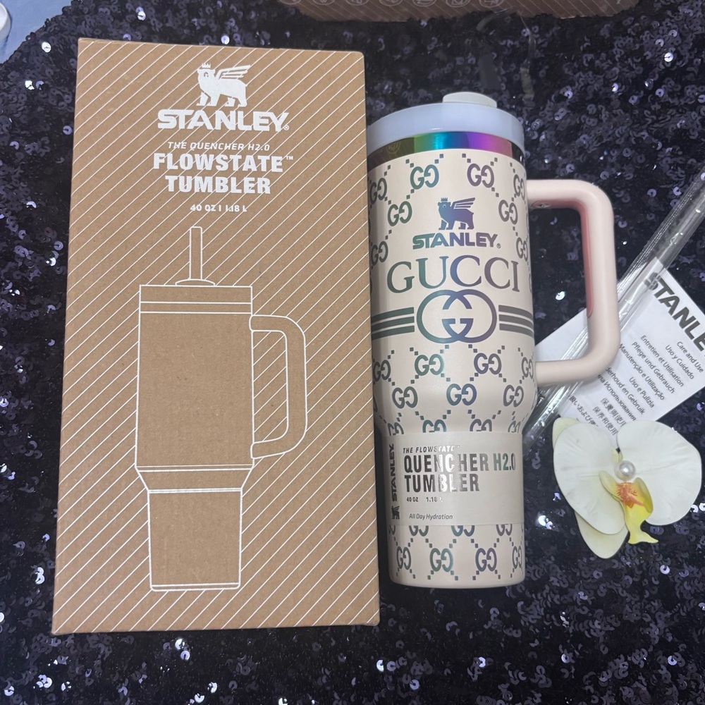 đStanley Quencher H2.0 Tumbler with Cream and iridescent gg logo Designđ - Picture 4 of 6